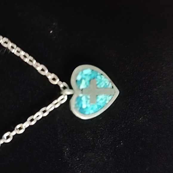 Cross in heart necklace - Picture 2 of 3